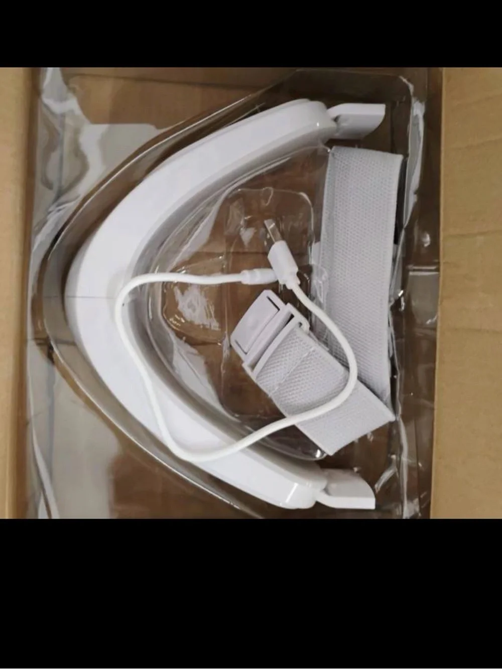 White V-Shaped Facial Lifting Strap with Digital Control - Picture 5 of 5